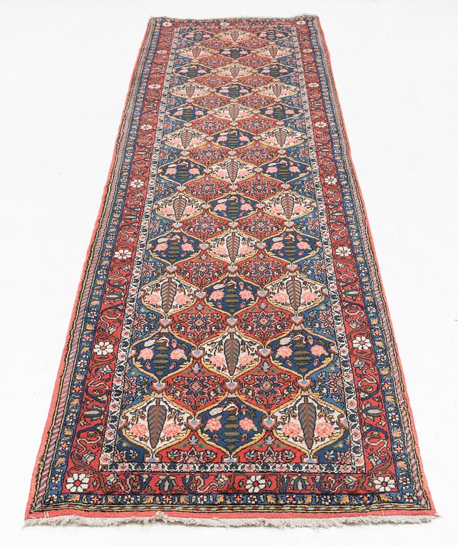 A Baktiari runner, c. 395 x 92 cm.