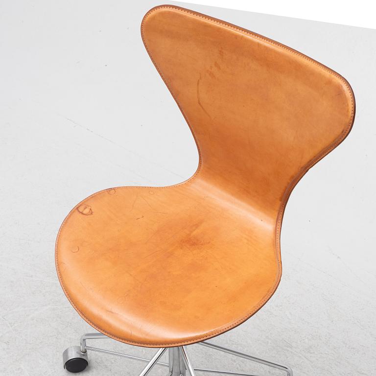 Arne Jacobsen, a 'Series 7' desk chair, Fritz Hansen, Denmark, 2006.