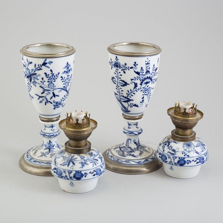 BORDSLAMPOR, ett par, porslin, möjligen Dresden, 1900-talets början.