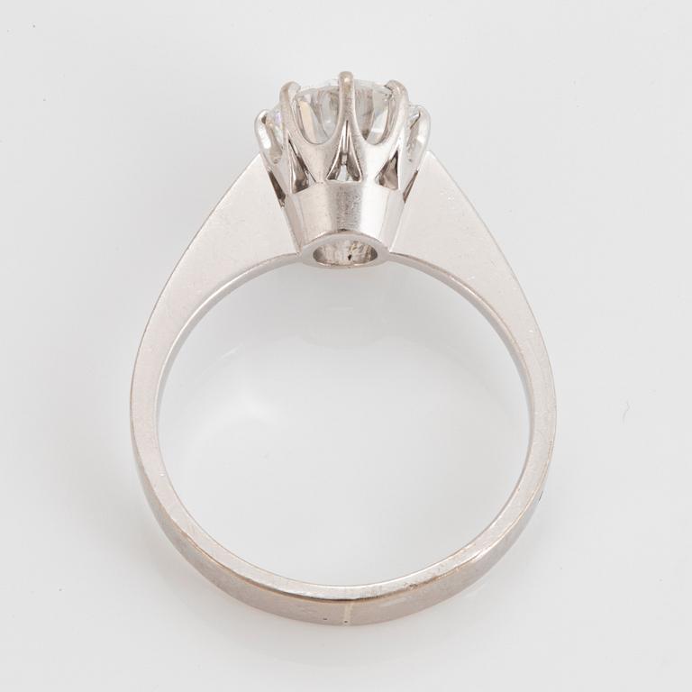 Ring 18K vitguld med en rund briljantslipad diamant ca 1.50 ct.