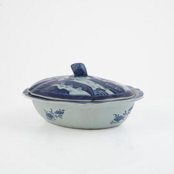 A Chinese Blue and White Tureen with Lid, Qing Dynasty, Jiaqing (1796-1820).