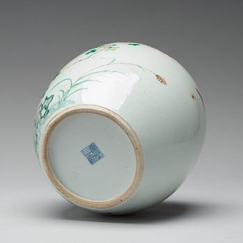 A famille rose jar, Qing dynasty.