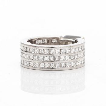 Sormus, platinaa ja princess-hiottuja timantteja yhteensä noin 4.21 ct.