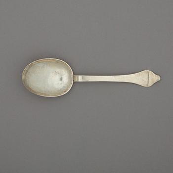 525. A Swedish 17th century silver spoon, marks of Henning Petri, Nyköping 1694.