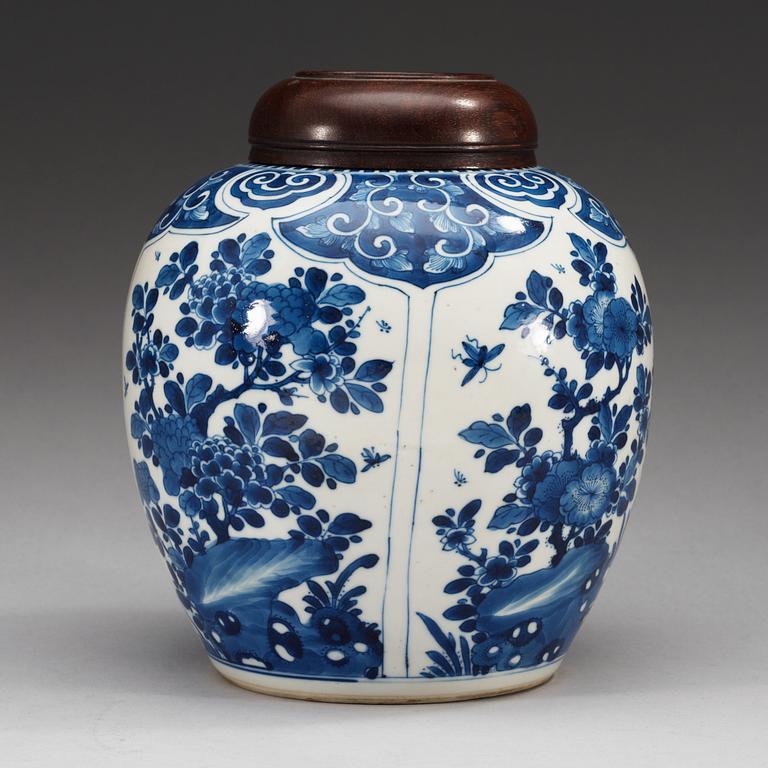 A blue and white jar, Qing dynasty, Kangxi (1662-1722).