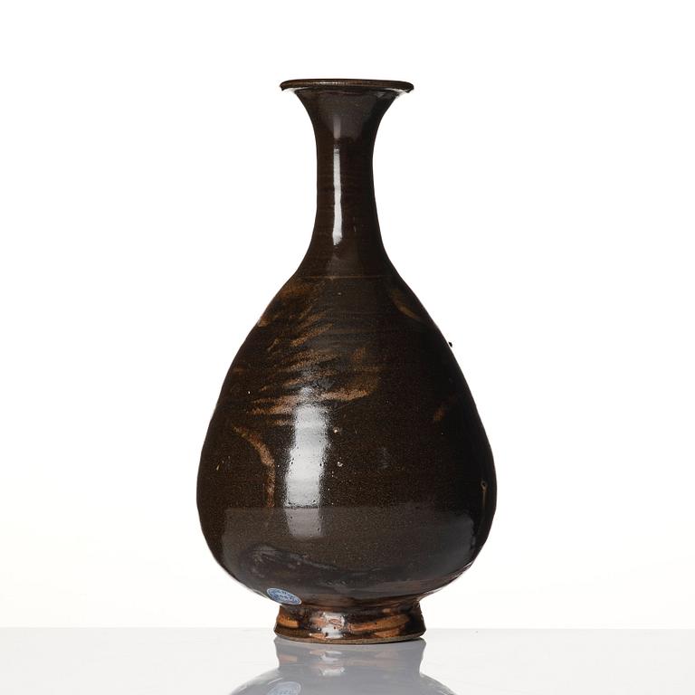A brown glazed vase, Song dynasty (960-1279).