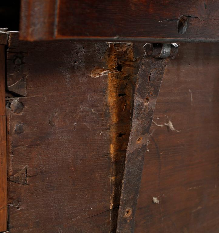 A coffin and a legframe, 18th century respektive 20th century.