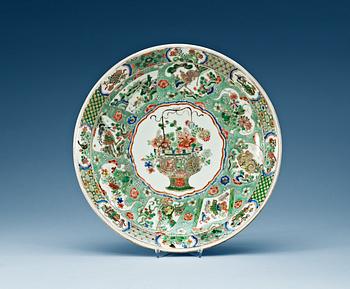 1374. A famille verte charger, Qing dynasty, Kangxi (1662-1722).