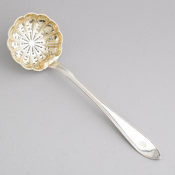 STRÖSOCKERSKÅL MED LOCK, silver, GAB, Stockholm, 1918 SAMT STRÖSKED, 1915. Vikt ca 683 g.