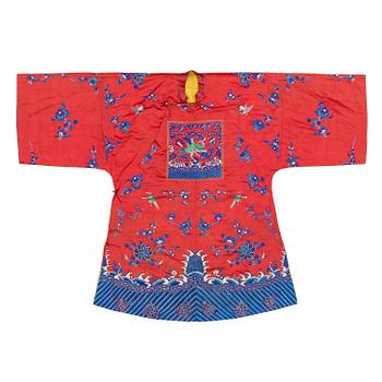 992. A Chinese semi-formal embroidered silk robe, late Qing dynasty, circa 1900.