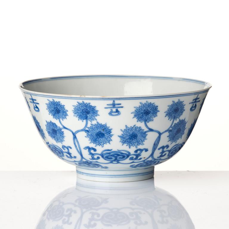A blue and white bowl, Qing dynasty, 17th century with six character mark of Chenghua.