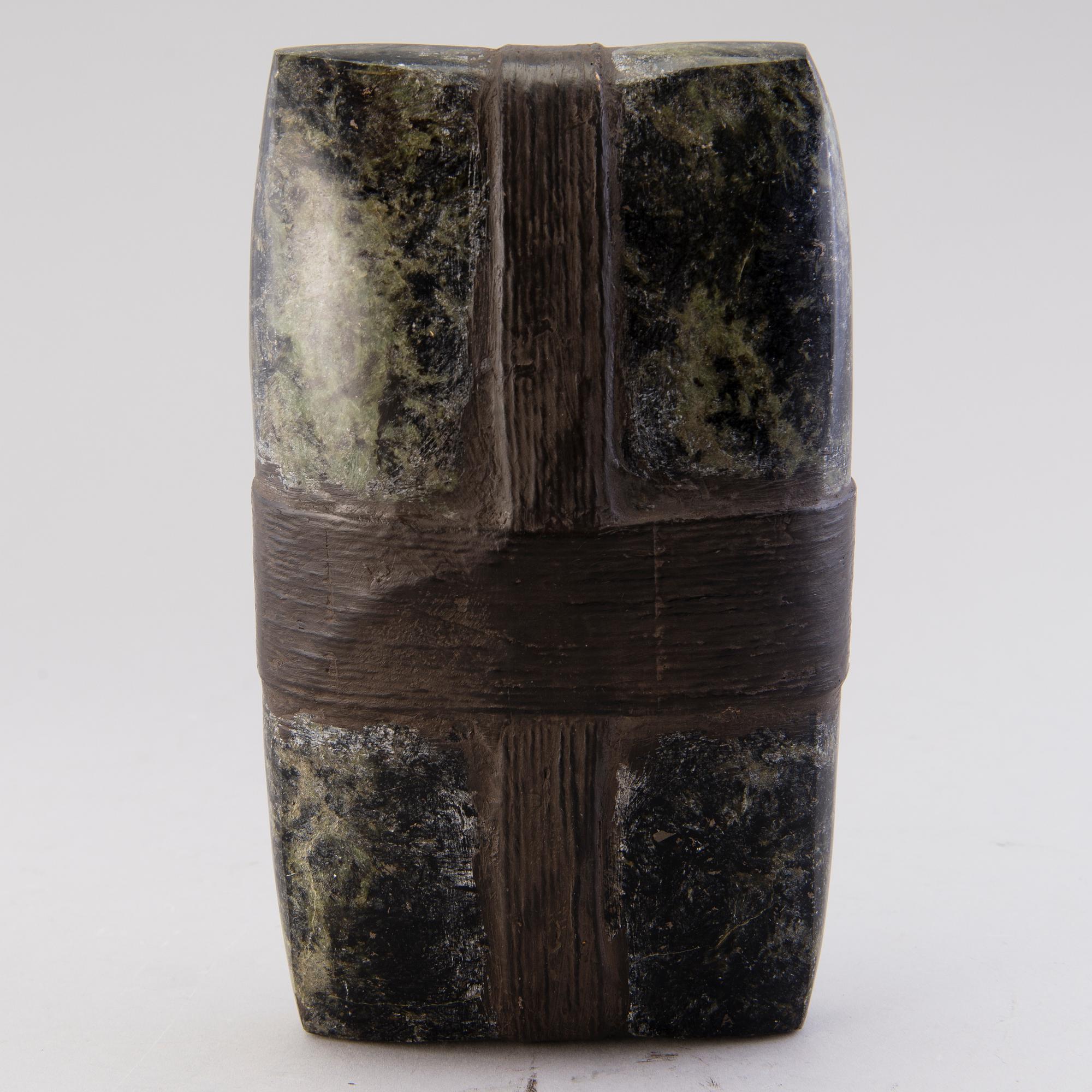 MINNA TUOMINEN, kiviveistos, signeerattu ja päivätty -11.