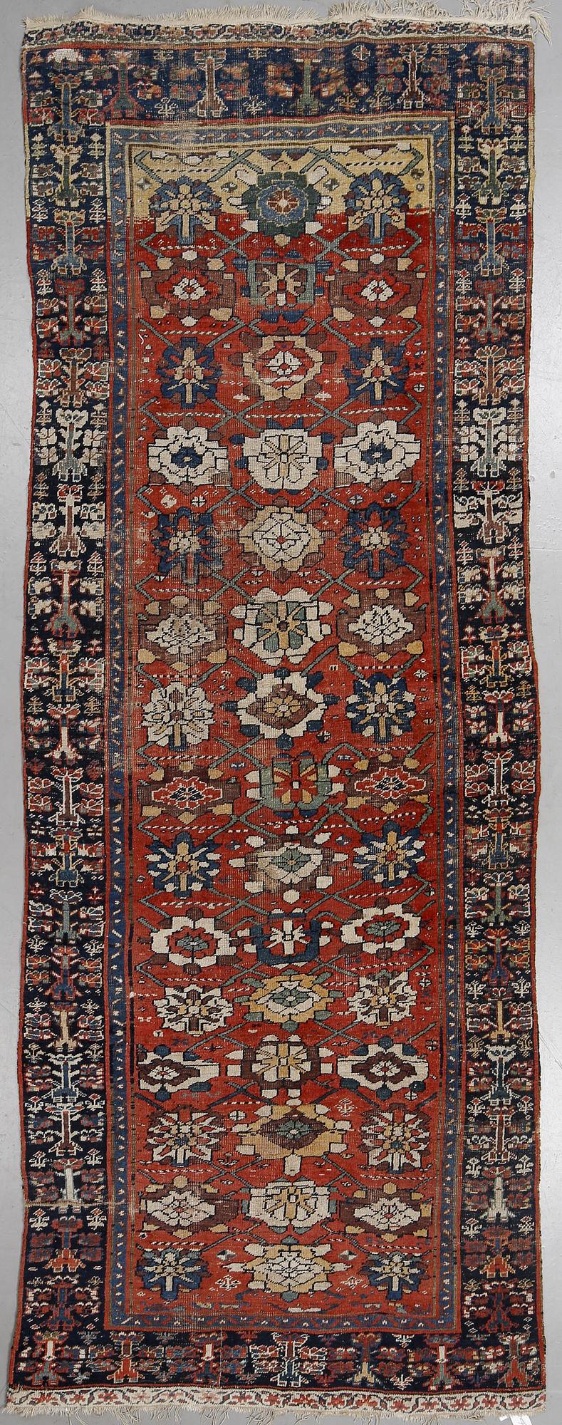 A carpet, Antique Mahal parobably, ca 396 x 144 cm.