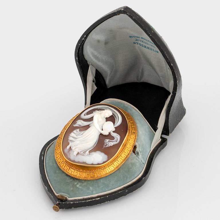 Gustaf Möllenborg brosch snäckskalscamé 18K guld.