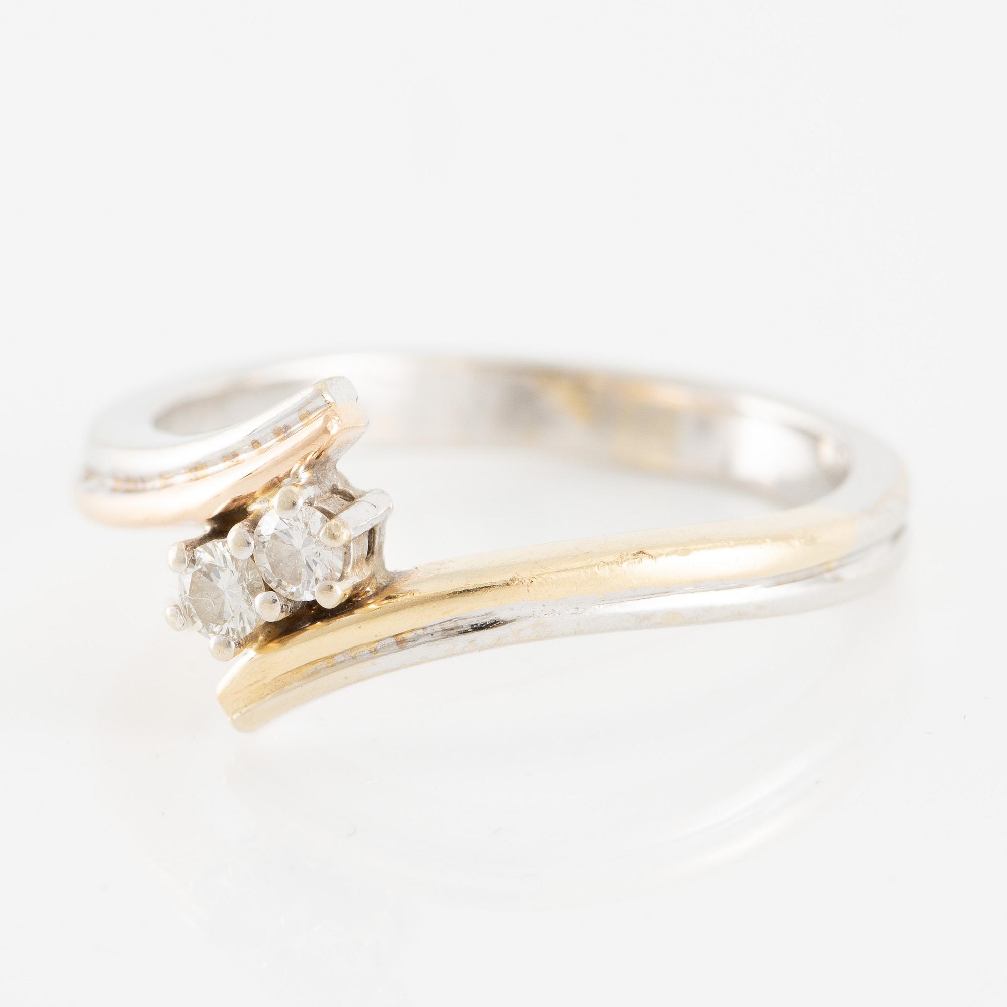 Ring in 14K gold and white gold set with two brilliant-cut diamonds.