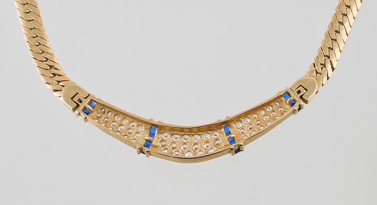 COLLIER, 14K guld med briljantslipade syntetiska vita stenar samt fasettslipade syntetiska blå safirer. Vikt 16,9 gram.
