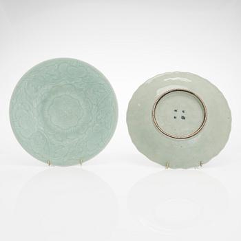 Plates, 2 pcs, bowls, 2 pcs, and a hexagonal bowl in Famille Rose, China, 19th- and 20th century.