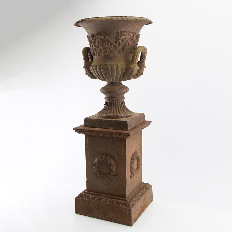Garden urn with pedestal 20th century cast iron.