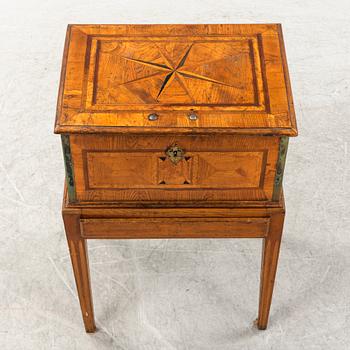 Nattkista, barock 1700-talets början, på senare benställning.