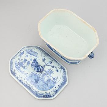 A blue and white tureen with cover, Qing dynasty, Qianlong (1736-95).