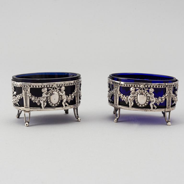 Andre-Alexandre Guignard, saltkar, ett par, silver, Paris 1783.