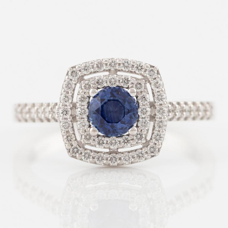 Ring in 14K gold with a faceted sapphire and round brilliant-cut diamonds.