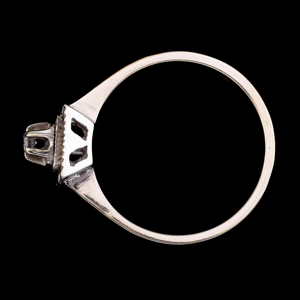 RING, 18 k vitguld med briljantslipad diamant ca 0.04 ct. Total vikt ca 3 gram.