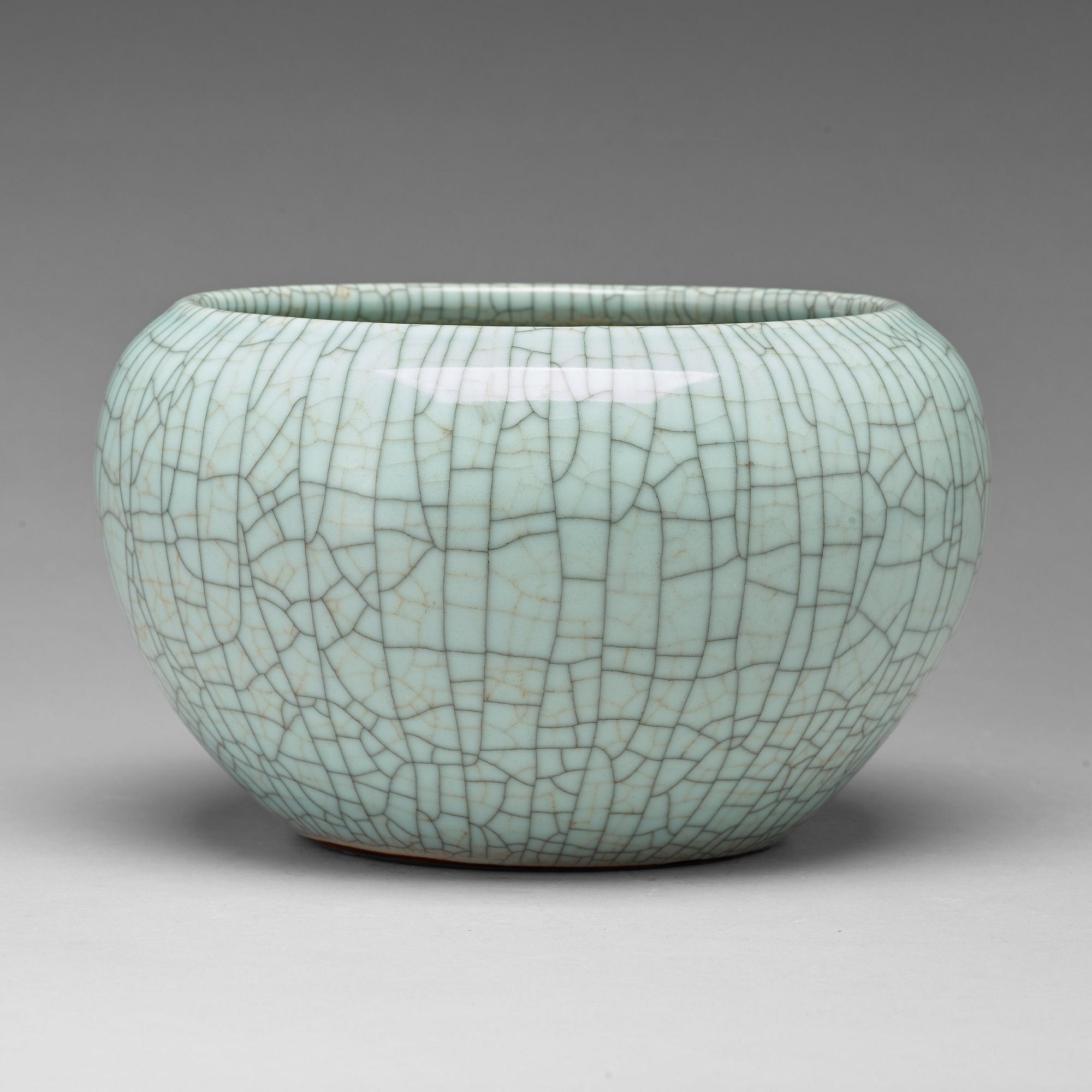 A ge-glazed bowl/censer, Qing dynasty.