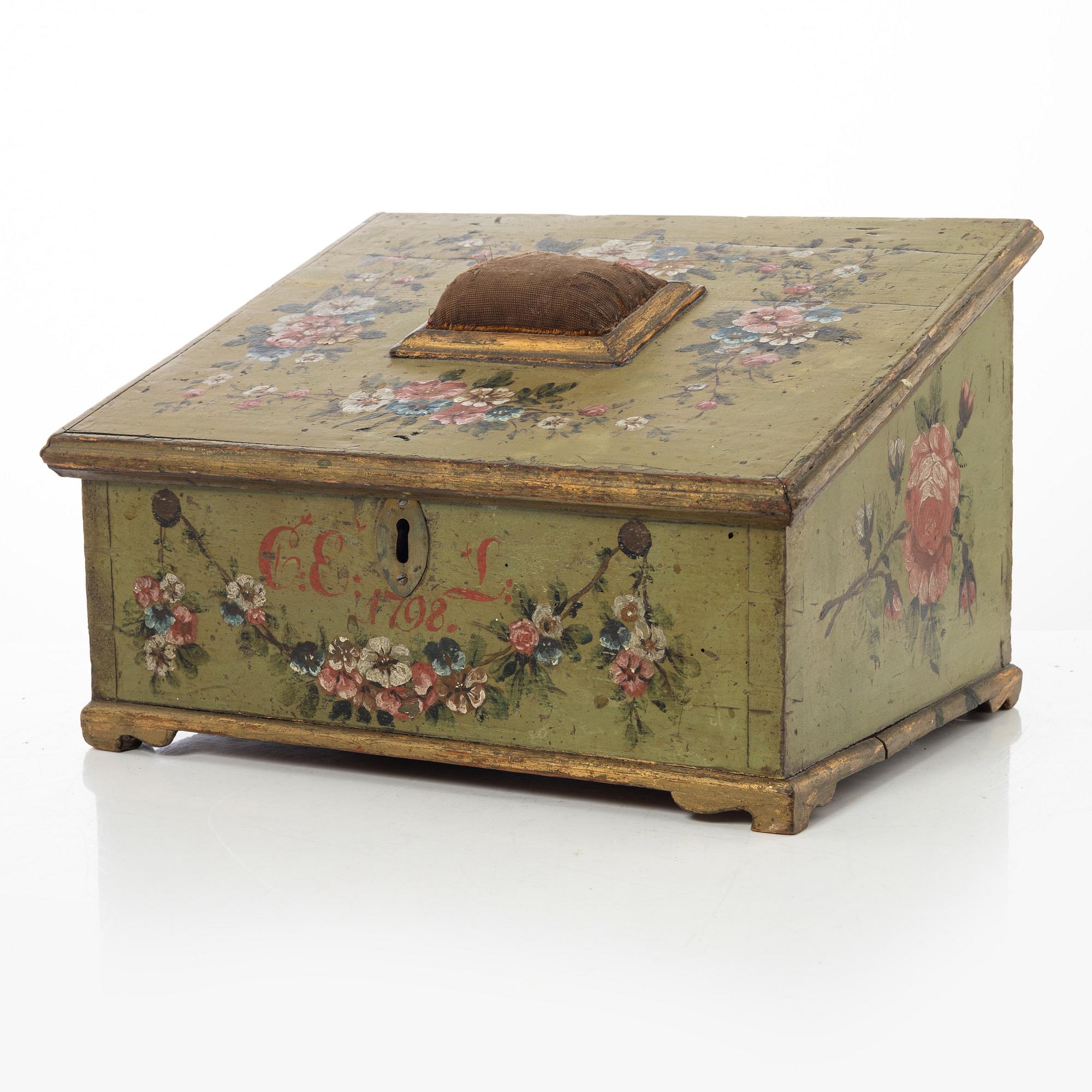 A polychrome-painted box attributed to J. N. Asplinds workshop in Falun (1784-1820).