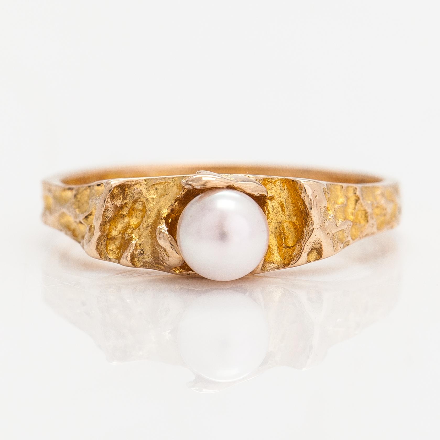 Björn Weckström, A 14K gold and cultured pearl ring "Small word". Lapponia 1974.