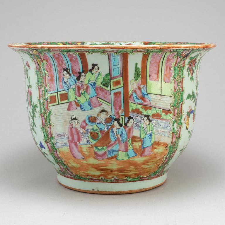 A large famille rose Canton pot, Qing dynasty, late 19th century.