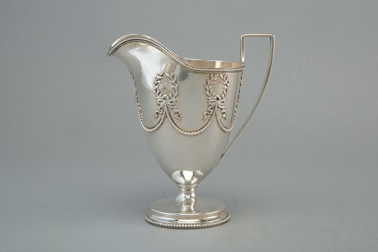 TEE- JA KAHVIKALUSTO, 5 osaa. Sterling hopeaa. J. E. Caldwell Philadephia Pennsylvania USA 1800 l. loppu.
Paino 3012 g.