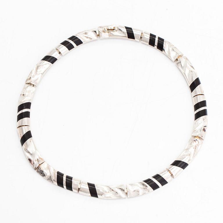 Zoltan Popovits, collier, "Bantu", sterlingsilver och ebenholtz. Lapponia 1988.