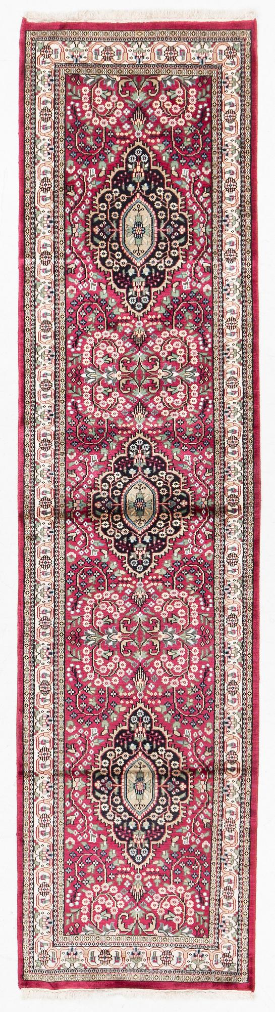 Gallerimatta, orientalisk, ca 305 x 76 cm.