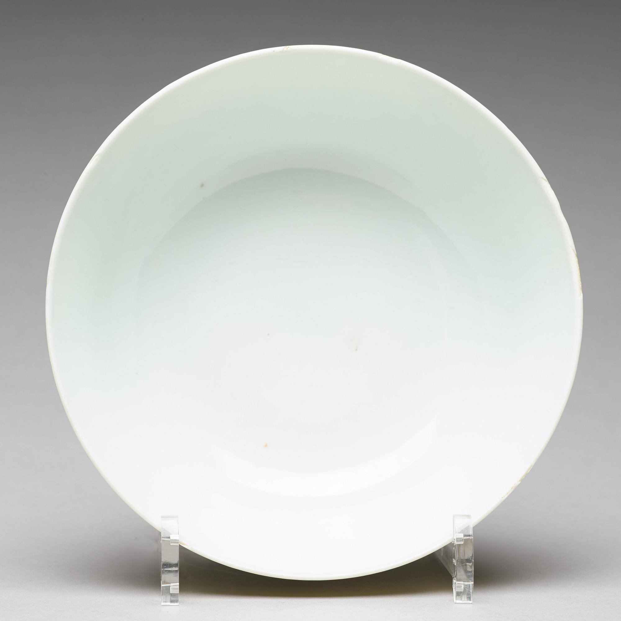 A yellow glazed grisaille bowl and spoon, Qing dynasty, Guangxu period (1875-1908).