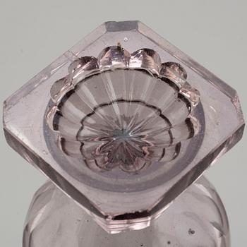 KARAFFINER, ett par, glas, med proppar av silver, sengustavianska, 1815.