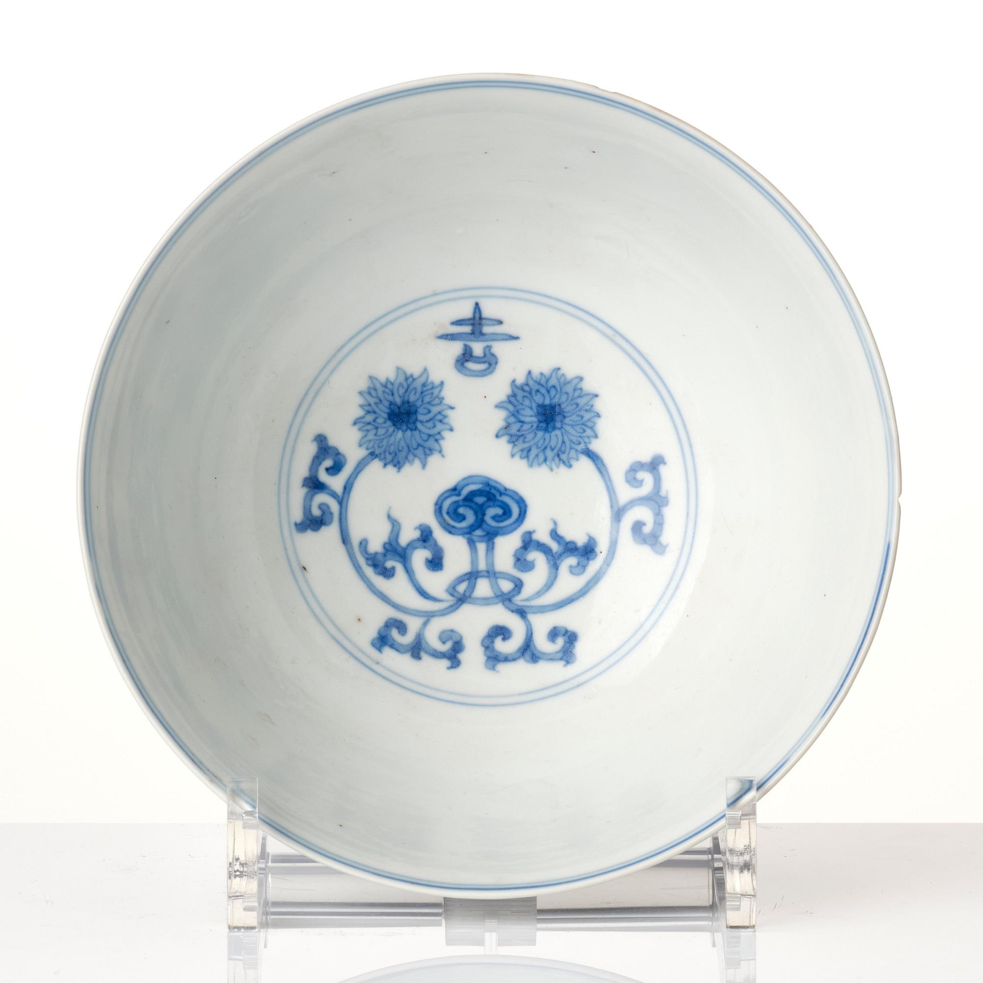 A blue and white bowl, Qing dynasty, 17th century with six character mark of Chenghua.