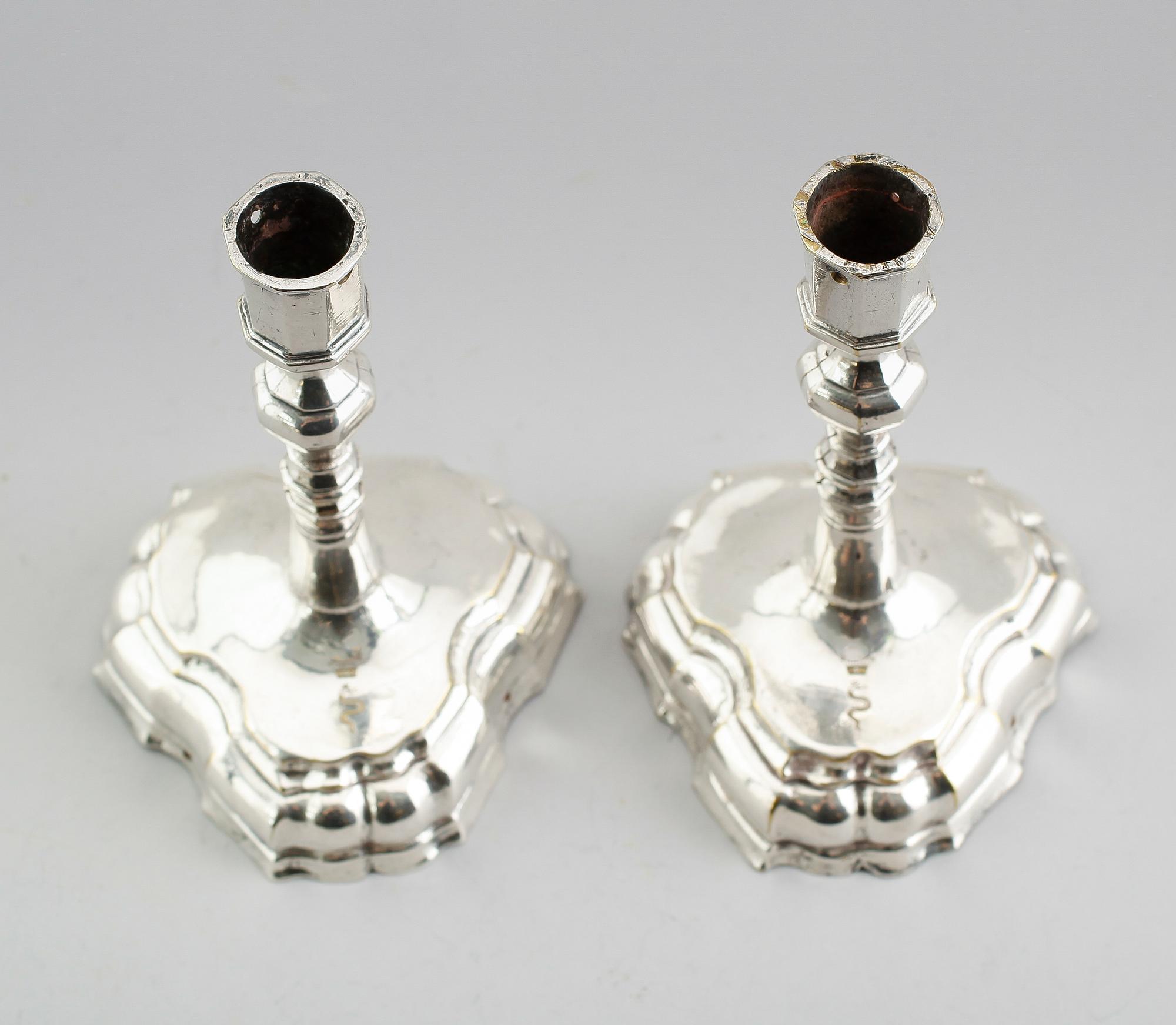 LJUSSTAKAR, 1 par, argent haché, barock, 1700-tal.