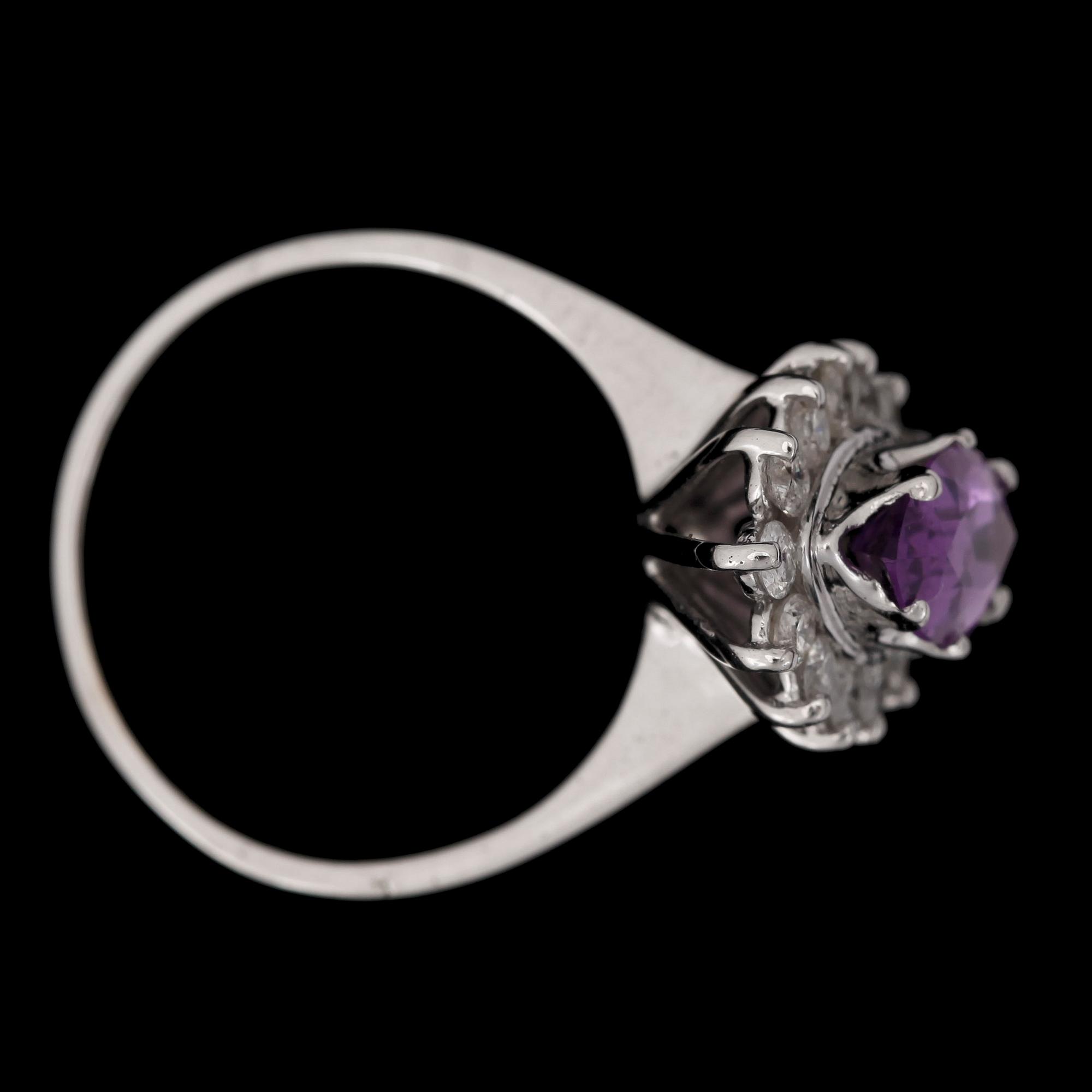 RING, 14k vitguld med navettslipad ametist ca1,65ct och briljantslipade diamanter tot ca0,42ct. 2000-tal. Vikt 3,1g.