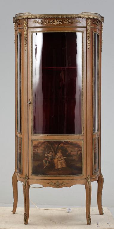 VITRINSKÅP, Louis XV-stil, 1900-talets första hälft.