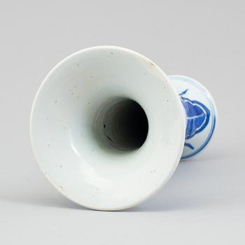 A chinese blue and white porcelain trumpet vase. Qing dynasty, Kangxi (1664-1722).