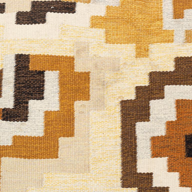 Erik Lundberg, a carpet, 'Korall, brun', flat weave, c 300 x 250 cm, Vävaregården Eringsboda, signed V.