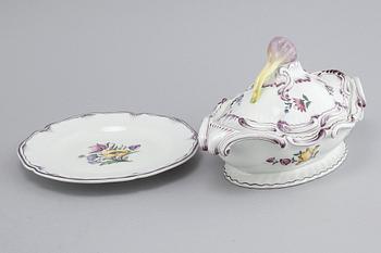 90 pieces of earthenware tableware from Rörstrand, model "Rörstrandia", 1930-56.