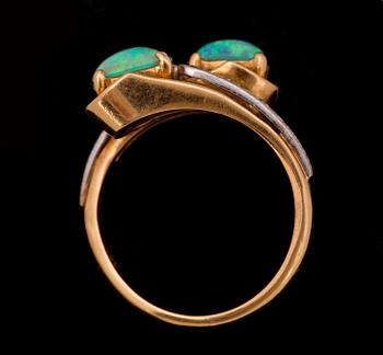 RING, 18k guld med 2 cabochonslipade opaler och 4 åttkantsslipade diamanter. Vikt ca 5g.