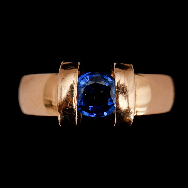 RING, 18 k guld, IBA Stockholm 1999, med safir. Total vikt ca 10 g.