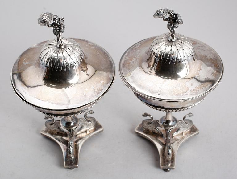 STRÖSOCKERSKÅLAR, 1 par, silver, Abraham Hamnqvist, Åmål 1815. Vikt ca 1585 gram.