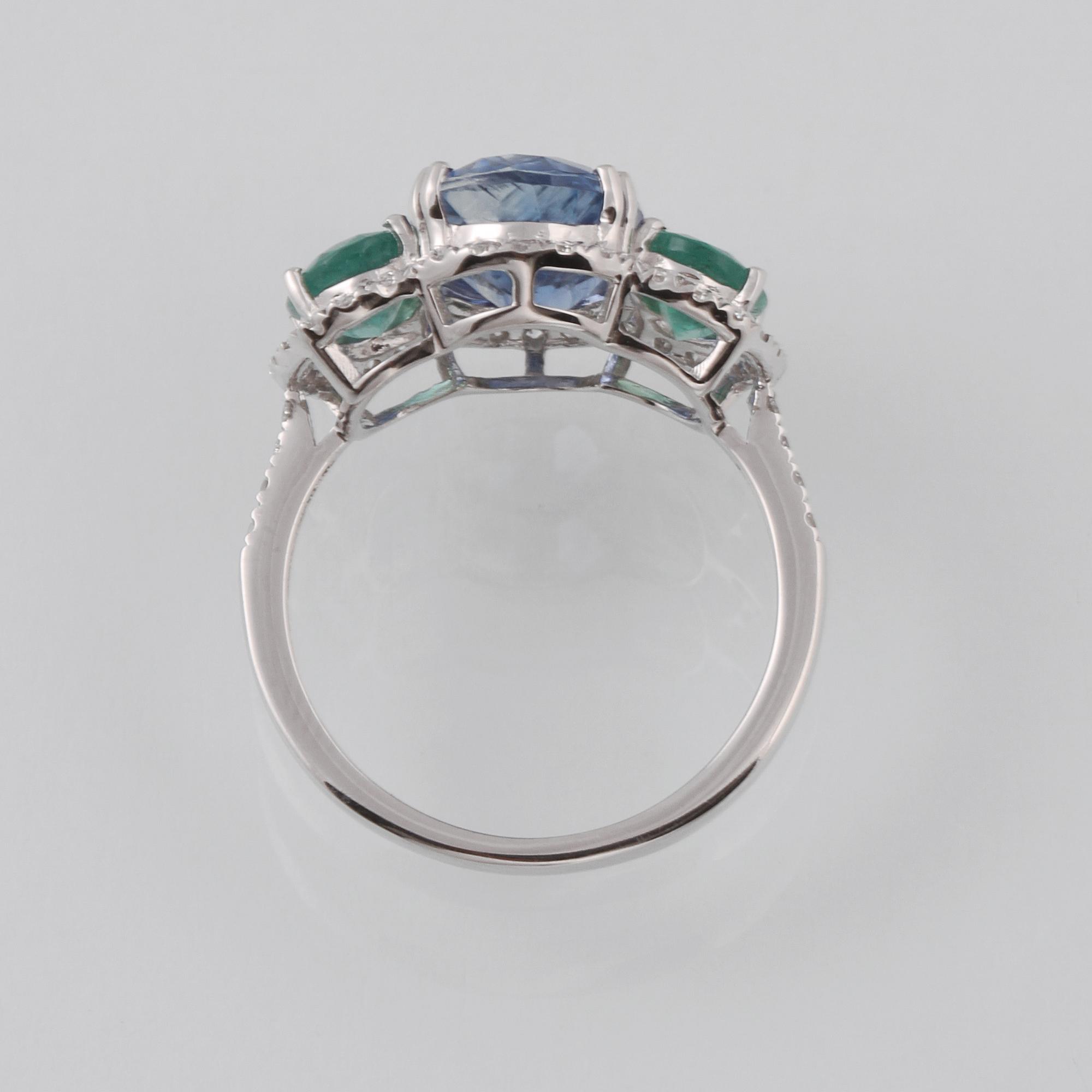 RING, 18K vitguld med fasettslipad kyanit 3.49 ct, 2 smaragder 1.23 ct och briljantslipade diamanter 0.33 ct. Vikt 3 g.