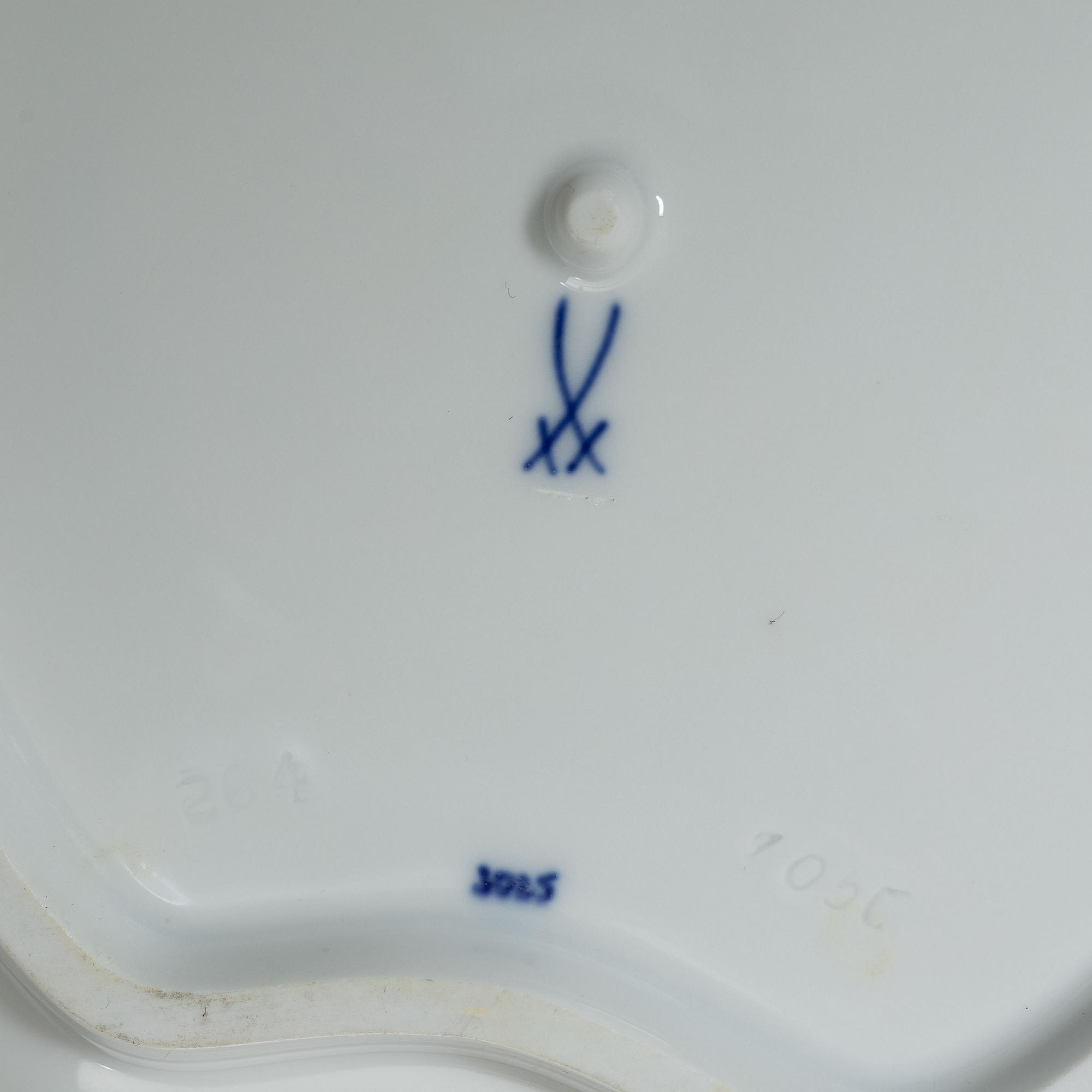 Meissen, a set of nineteen porcelain parts, 'Zwiebelmuster/Blue Onion', Germany.