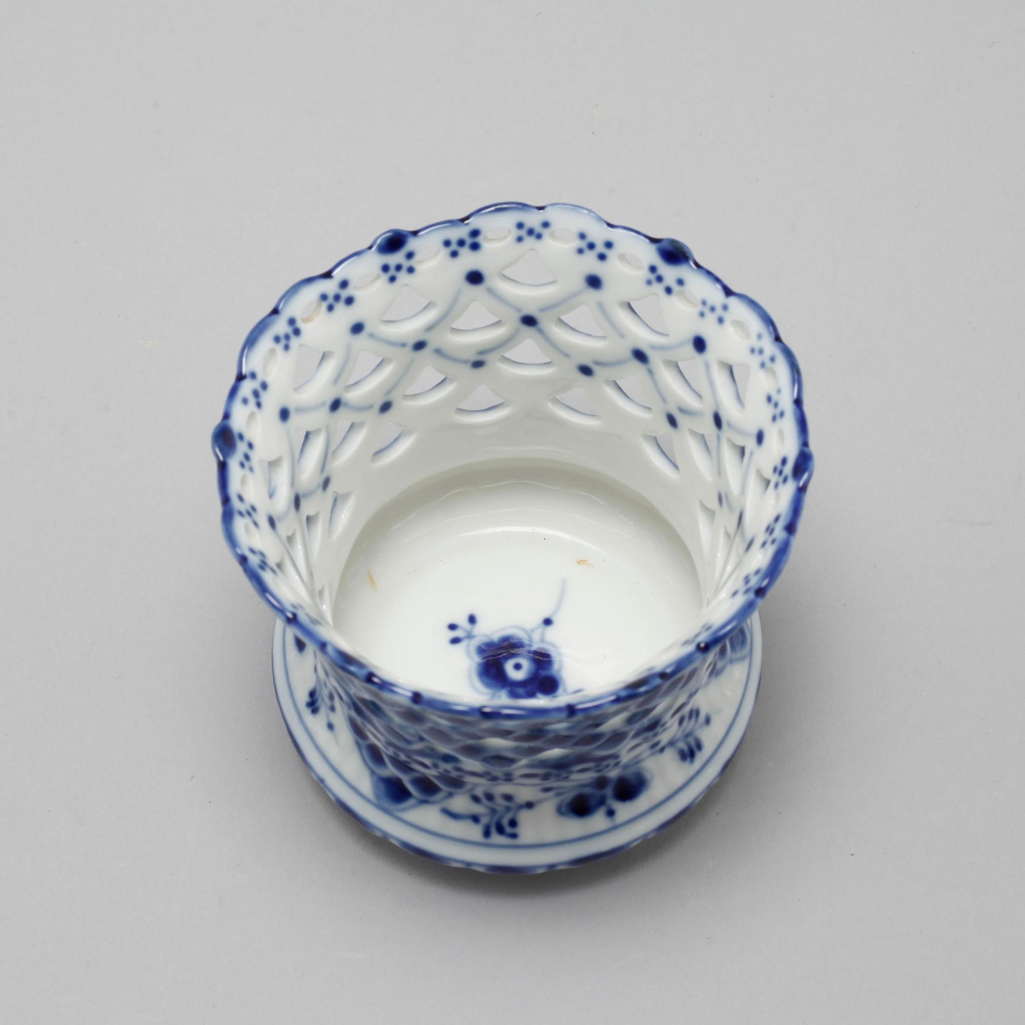 A set 38 pieces of Royal Copenhagen porcelain named "Musselmalet".
