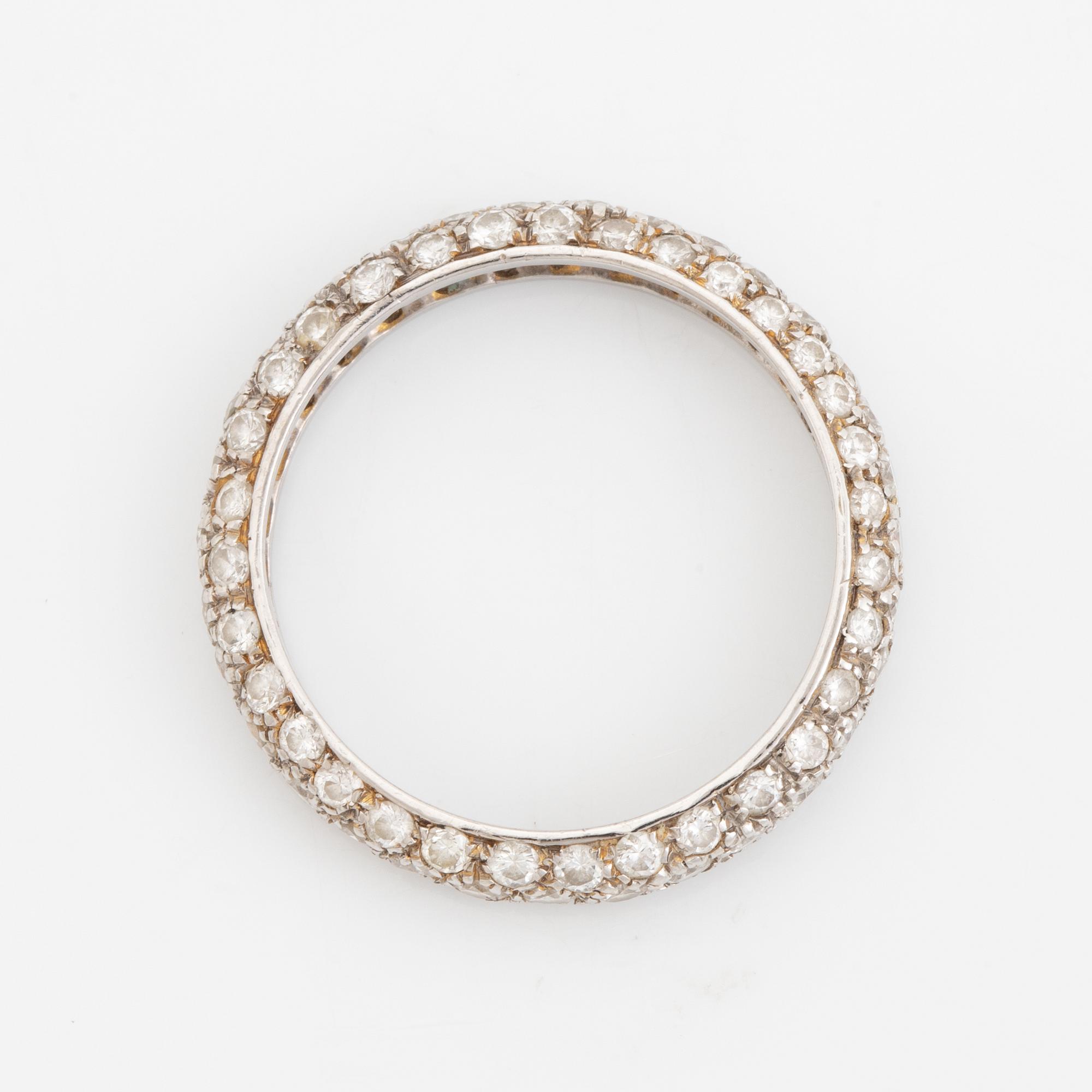 An 18K white gold ring set with round brilliant-cut diamonds.
